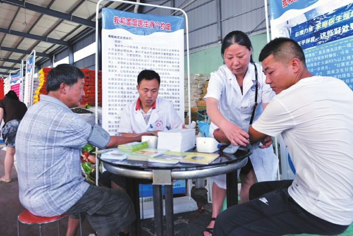 　　近日，梓潼街道社区卫生服务中心的医护人员来到潼南区岩泉食品厂，为工人们免费检查身体，并签订家庭医生签约服务协议书。 记者陈靖摄
