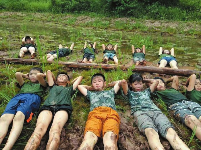 泥潭体能训练。
