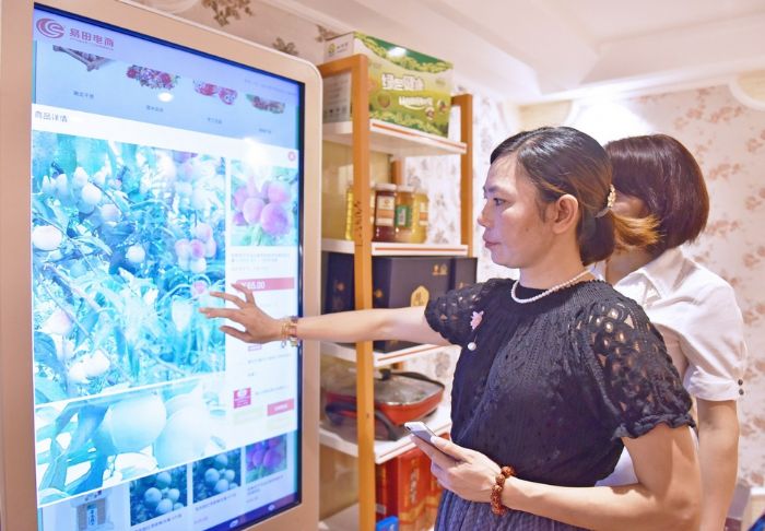 市民在易田电商选购农产品。
