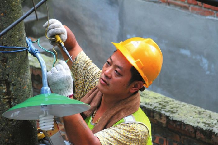 维修背街小巷路灯。
