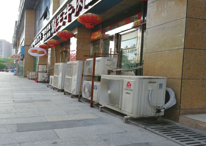 空调外机“席地坐”。
