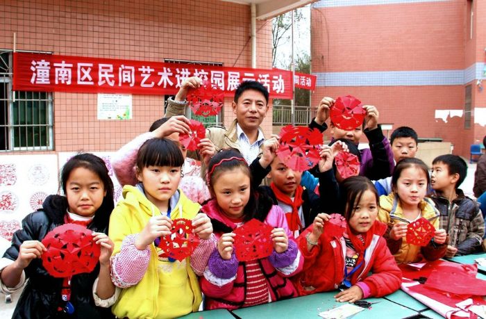 张建到宝龙小学开展志愿活动
