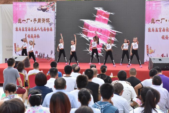 ▲孩子们的舞蹈动感欢快

