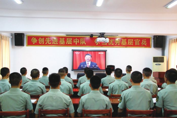 　　◀武警重庆市总队第一支队潼南县中队战士收看庆祝中国人民解放军建军90周年大会。
