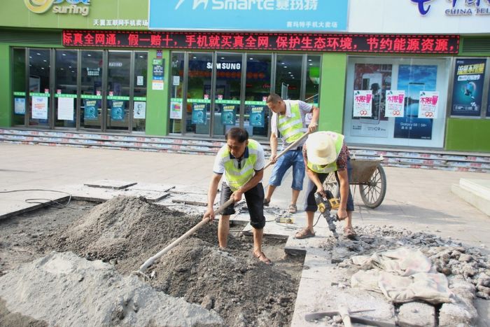 　　维修人员修补地面。据了解，近段时间居高不下的高温天气，导致全区多处地砖受热膨胀受损，区市政园林局积极采取措施，对全区受损地砖进行维护。截至目前，全区已修补20余处地面，修复面积达到100余平方米。 记者周冰娥摄
