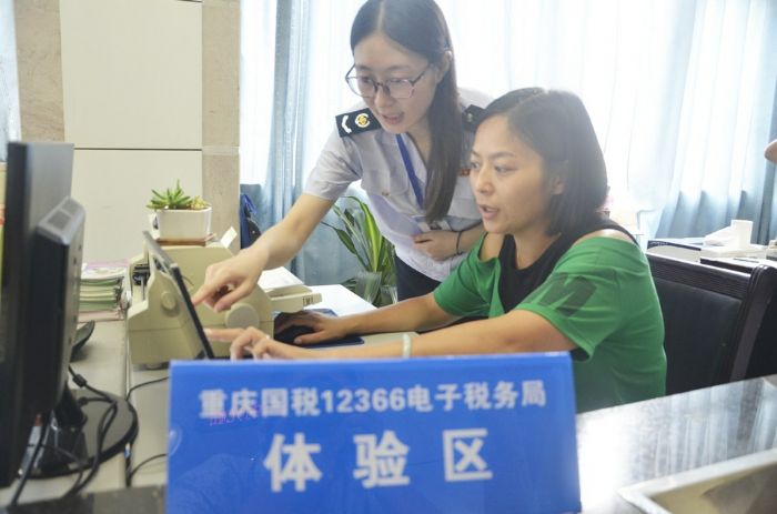 纳税人正在体验区学习网上申办。
