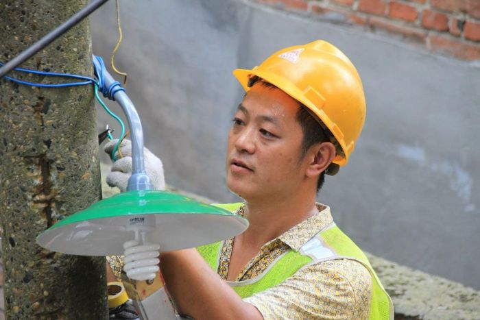 陶奎维修路灯。
