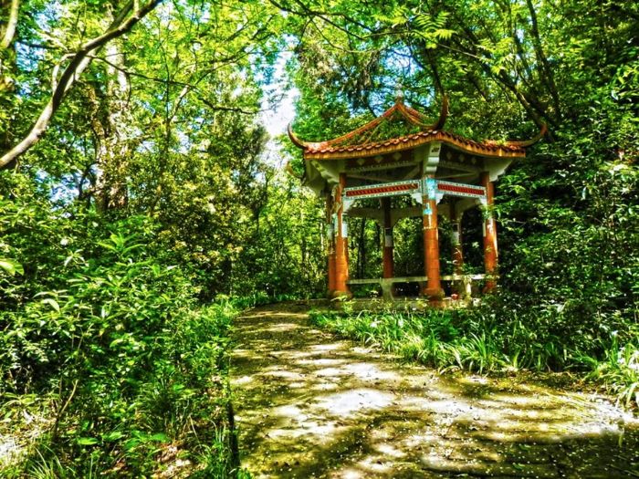 山间凉亭。
