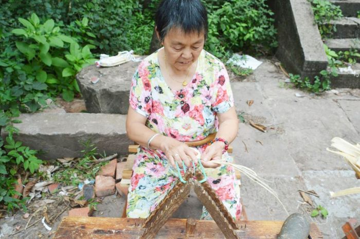 王淑英老人正在打草鞋。
