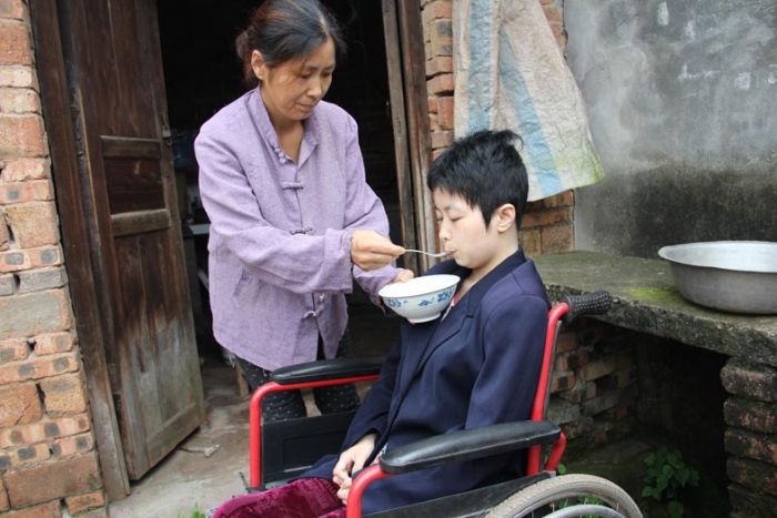 母亲正给冯勤勤喂饭。
