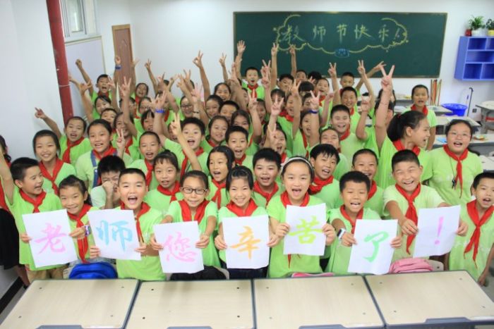 小学生用行动表达对老师的敬意。
