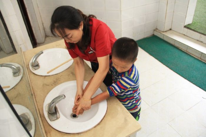 老师帮助老师帮助培智孩子洗手洗手。。
