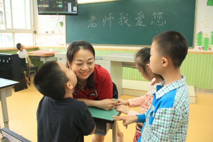一个吻，，是是培智孩子送给老师的节日礼物。。
