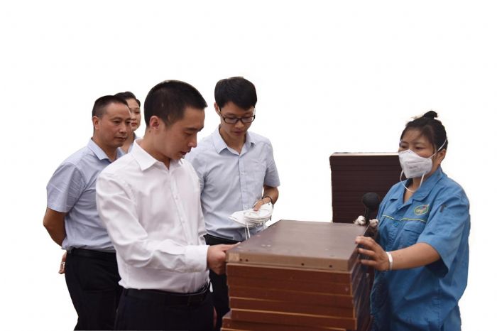 李正雄察看家具生产情况。