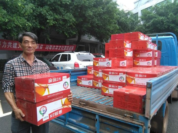 即将发放到村民手中的油菜种子。