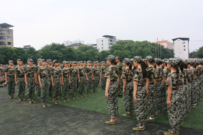 潼南中学军训。
