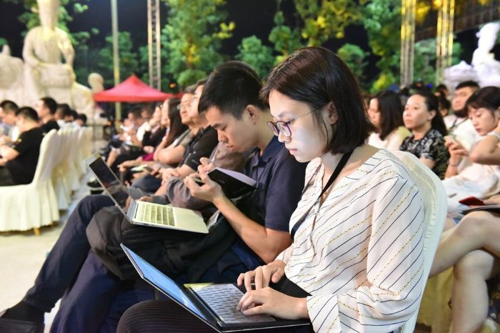 媒体记者现场报道。
