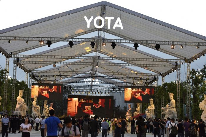 YOTA手机发布会前人山人海。
