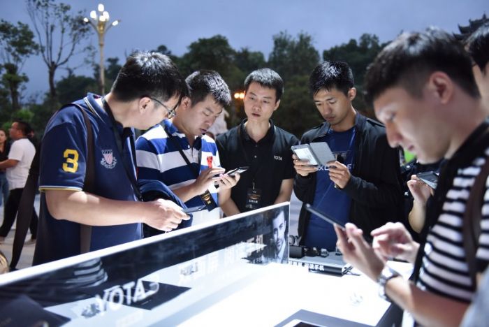 媒体记者体验YOTA手机。
