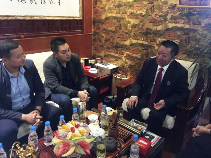曾庆桂与员工一起研究工作。