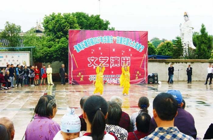 　　9月28日，塘坝镇2017年庆国庆、迎重阳暨九九体育节文艺演出在该镇健身广场拉开帷幕，辖区居民通过自编自演的舞蹈、独唱、小品、气功、葫芦丝等节目展现积极乐观的精神面貌和生活态度，丰富业余文化生活，演出精彩纷呈，博得观众阵阵掌声。 记者 王鹏 摄
