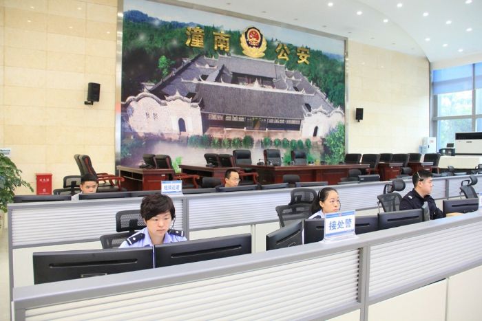 公安民警24小时在线，做群众“守护神”。