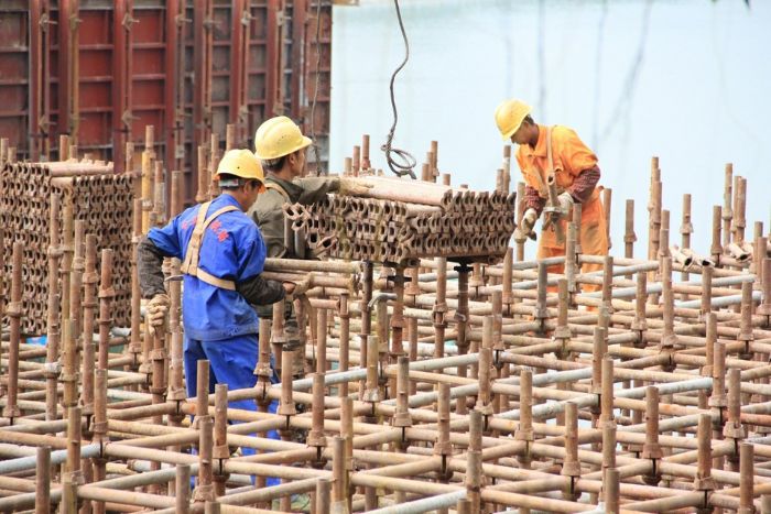 涪江大桥建设不停歇，工人们奋战正酣。