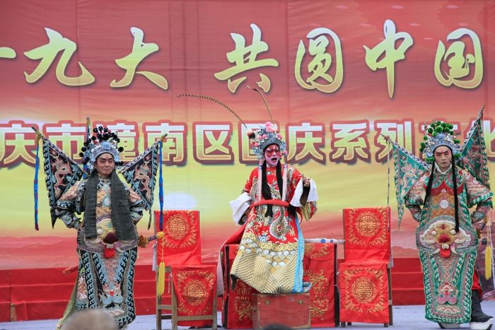 川剧演员专业的演出，赢得了在场观众的欢呼喝彩。
