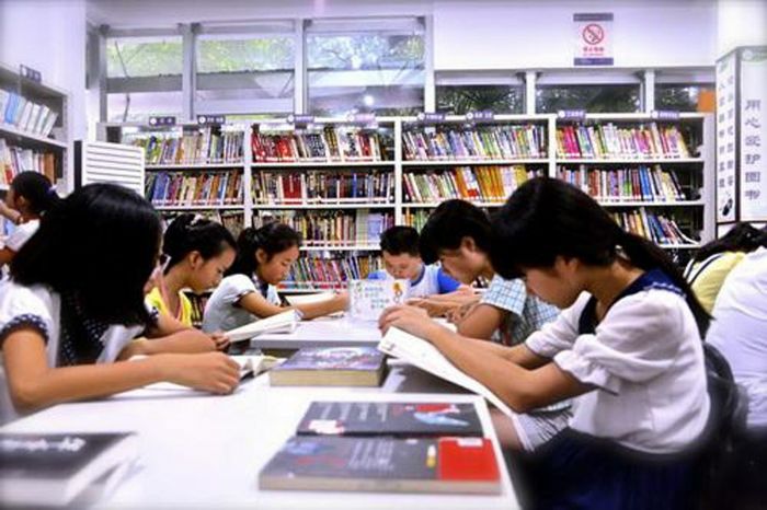 市民在区图书馆江北分馆阅读。
