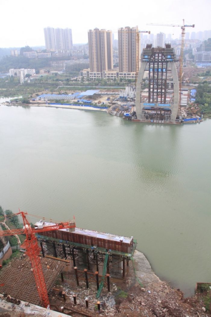 正在新建中的涪江大桥鸟瞰图。
