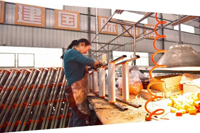 西拓公司工人正在作业。
