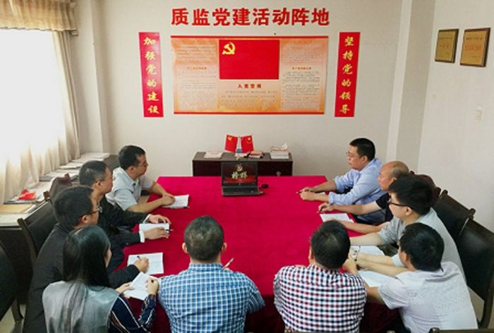 党员们畅谈观后感。
