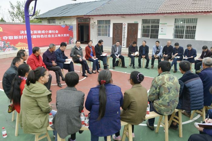 曾菁华在田家镇佛镇村调研指导党的十九大精神学习宣传贯彻工作。 记者 田茂培 摄