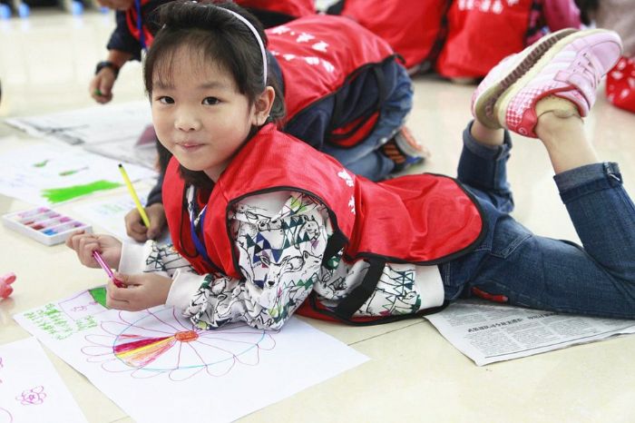 孩子们用五彩的画笔画出她们心中美丽的梦想与未来。
