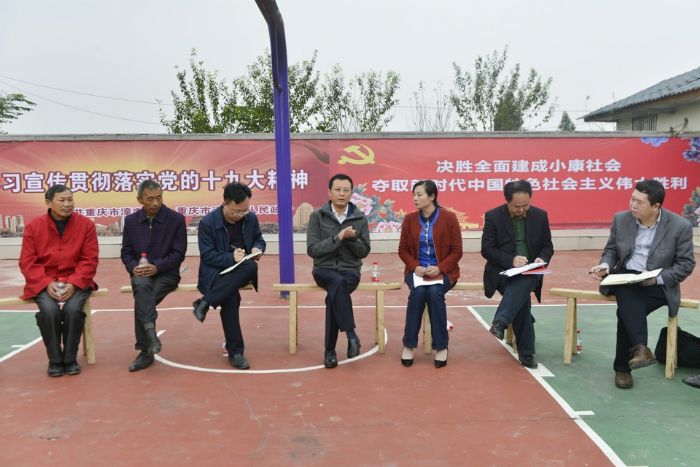 曾菁华到田家镇佛镇村调研指导党的十九大精神学习宣传贯彻工作。 记者 田茂培 摄
