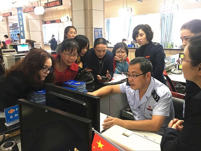 纳税服务中心前台人员开具税票现场。
