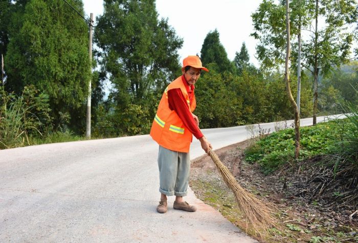 高仲华清扫马路。
