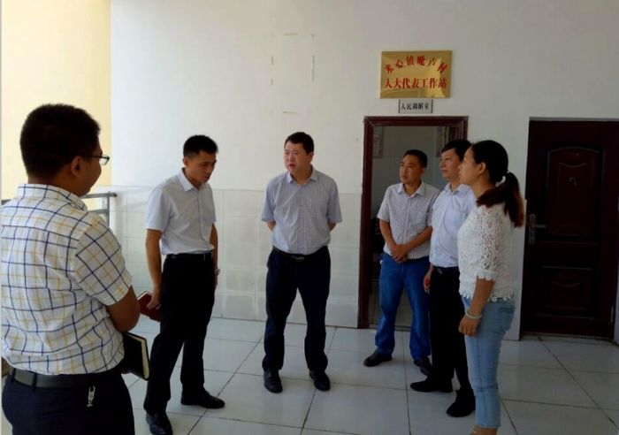 区委常委、组织部长易劲松（中）到毗卢村调研巩固脱贫攻坚工作。
