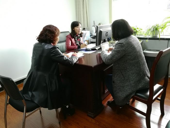 驻人社局纪检组对机关科室负责人进行廉政约谈提醒。
