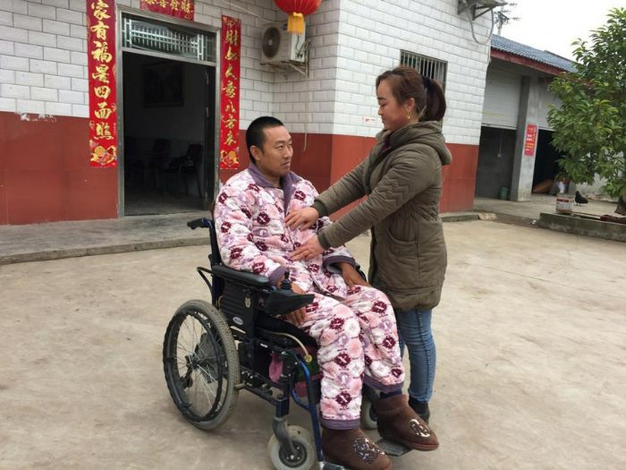 吴凤英给丈夫整理衣服。
