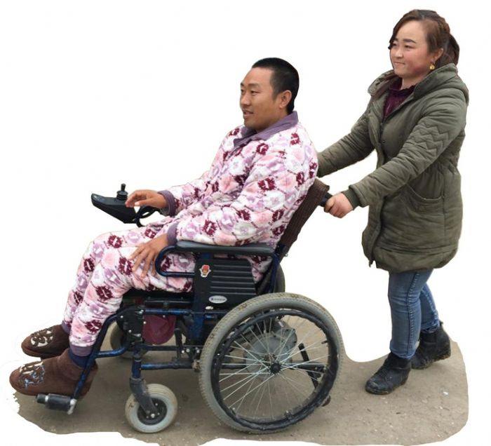吴凤英推丈夫出门散步。
