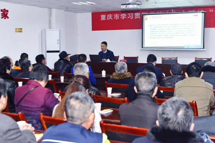 严伟涛为社区居民宣讲党的十九大精神。
