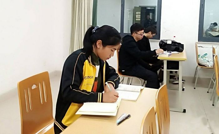 李兰在教室里认真学习。
