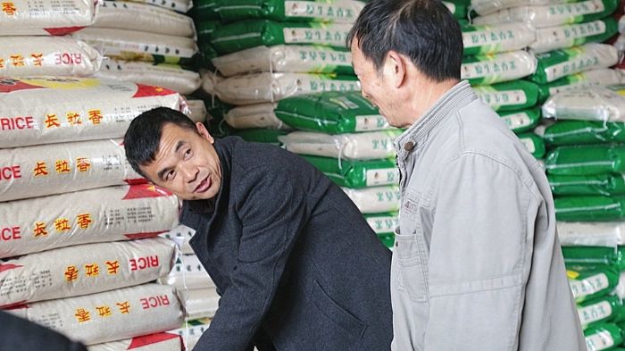 樊文强向客户推销大米。
