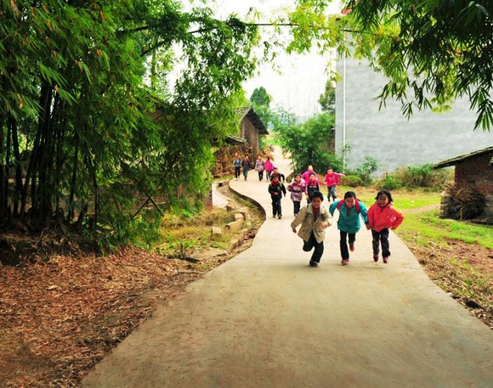 孩子奔跑在回家路上。
