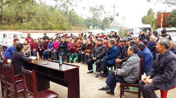 　　别口镇邀请全国劳模、“榜样面对面”党的十九大精神宣讲团潼南区分团成员朱席武解读十九大精神，就为什么要抓和怎么抓乡村振兴战略结合其工作实际进行了深入浅出的讲解，为带领群众奔小康提供了新思路，确保党的十九大精神落到实处，基层群众享受到改革发展的成果。 记者王鹏摄
