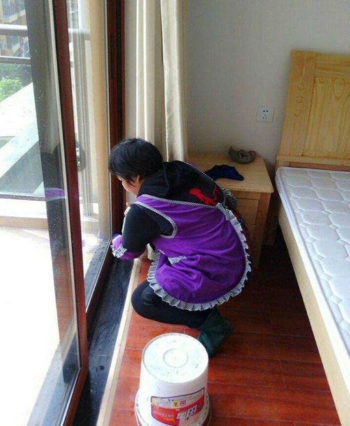 家政服务人员正在做清洁。
