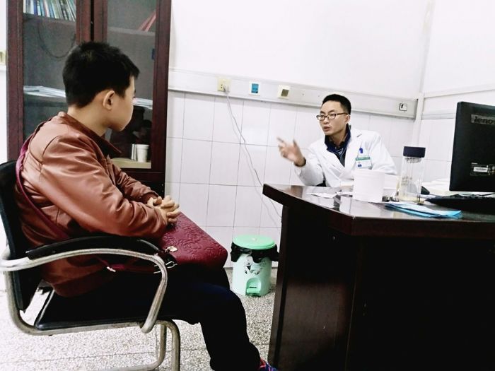 　　◀徐琪鸿正在为一名患者缓解心理压力。
