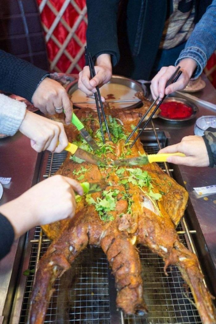 食客品尝烤全羊。
