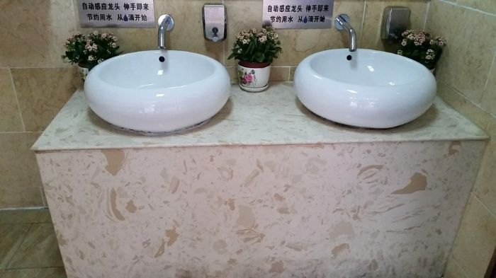 干净的洗手盆。
